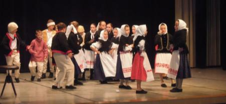 strana 8 Detský folklórny festival Dňa 7. mája 2013 sa uskutočnila v Kokave nad Rimavicou Krajská prehliadka choreografií detských folklórnych súborov Banskobystrického samosprávneho kraja.