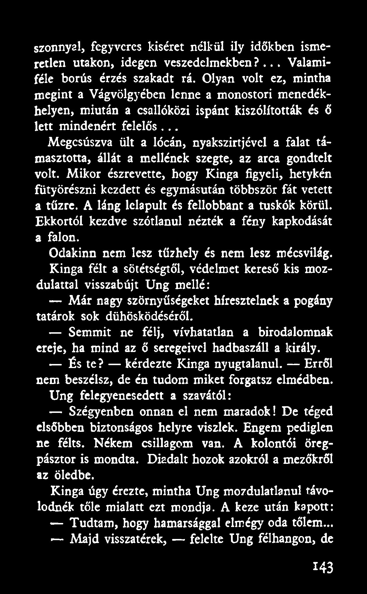 .. Megcsúszva ült a lócán, nyakszirtjével a falat támasztotta, állát a mellének szegte, az arca gondtelt volt.