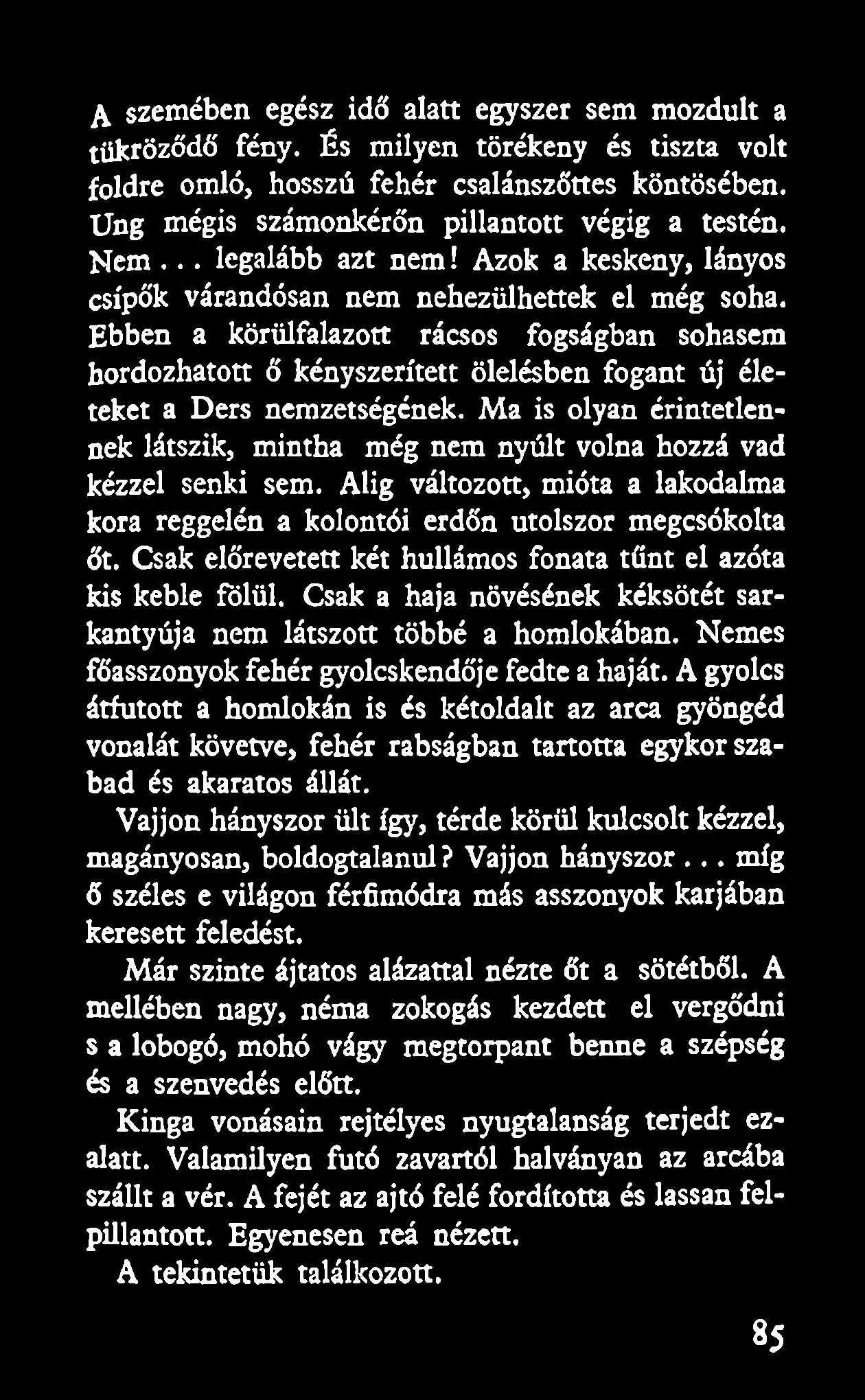 A szemében egész idő alatt egyszer sem mozdult a tükröződő fény. És milyen törékeny és tiszta volt földre omló, hosszú fehér csalánszőttes köntösében. Ung mégis számonkérőn pillantott végig a testén.
