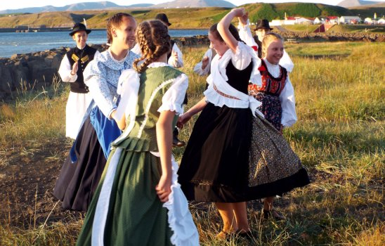 A SKANDINÁV ÉS A MAGYAR NÉPTÁNC 22 A magyar néptánc A magyar táncok két csoportra oszthatók. Egyes táncokat a közép korban táncolták, más táncok a 18. és 19. században alakultak ki.