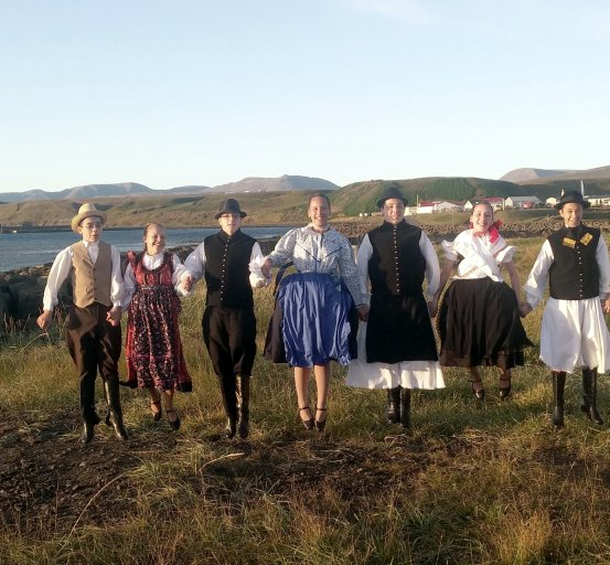 A SKANDINÁV ÉS A MAGYAR NÉPTÁNC By the time the 18th century rolled around, other musical styles from the European mainland started slowly pouring into Iceland via Denmark.