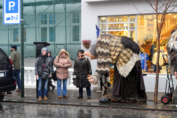 HIEDELMEK Trú á Íslandi 34 Það er full af álfum, huldufólki og tröllum á Íslandi, íslenskar þjóð sögur eru þeim mun betri og trúverðugri þar sem meirihluti þjóð arinnar, sem telur 300.