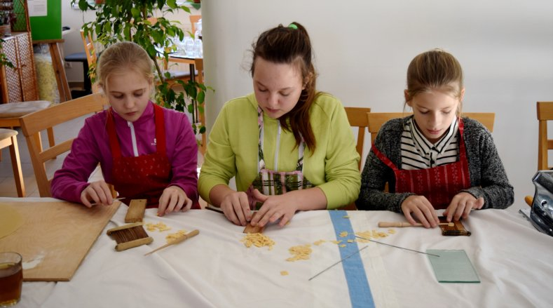 MIT KELL TUDNI A BESENYSZÖGÉRT ALAPÍTVÁNYRÓL? 10 Hvað vitum við um Besenyszögert stofnunina? Menningarstofnun Besenyzögért er opinber og skráð stofn un, stofnuð árið 1995.