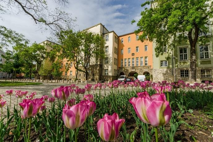 AZ ELLENŐRZÉS TERÜLETE Pécsi Tudományegyetem Az 1367-es alapítású Pécsi Tudományegyetem az ország egyik legnagyobb, regionális vezető szereppel bíró egyeteme, ahol tíz karon és 24 klinikán, a