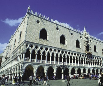 A belvárosban megtekintjük az egyetem épületét, ahol Galileo Galilei is tanított, a Palazzo della Raggione - az Igazságügyi palota hatalmas épületét, a híres Caffe Pedrocchi-t és a csodálatos