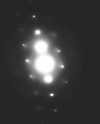 Saját eredmények Al-Mg-Zn ötvözetek (a) (b) 3.3.8. ábra: A 473 K hmérsékleten 30 percig öregített Al-Zn-Mg-Cu ötvözet TEM felvétele és az ötvözetrl készült diffrakciós felvétel.