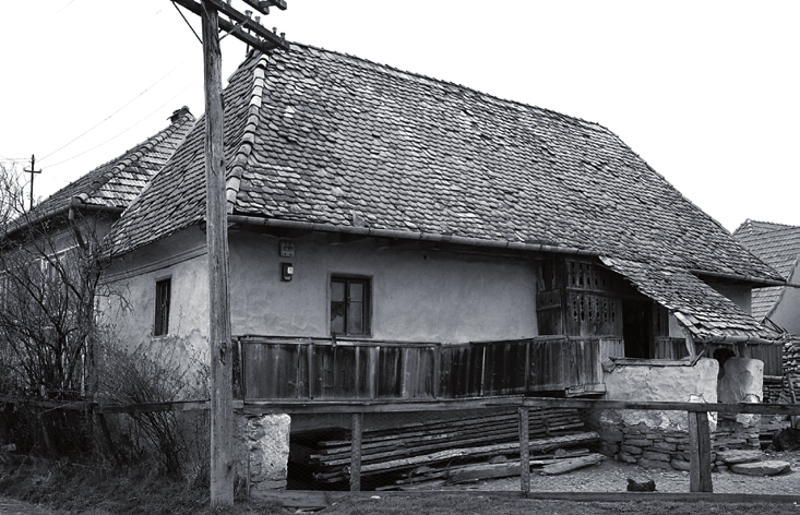 1843-ban épült ereszes ház Kobátfalván (Nyikómente, Udvarhelyszék, Hargita megye), (fotó: Furu Árpád, 2000) íves záródású, négyzet, kör, sokszög keresztmetszetű pilléres tornácok, falazott kapuk és