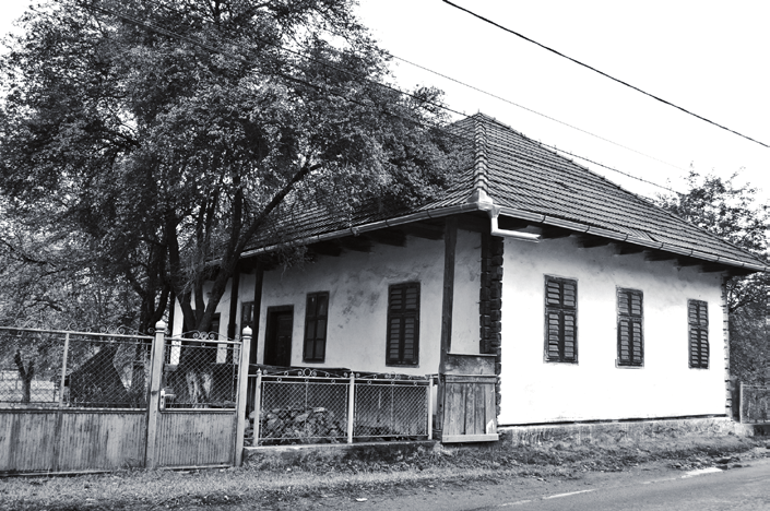 16 Furu Árpád 9. kép. Középereszes oldalkamrás ház Zabolán (Felső Háromszék, Kovászna megye), (fotó: Furu Árpád, 2009) 10. kép. Részlegesen tapasztott ház Szárhegyen (Gyergyó, Hargita megye), (fotó: Furu Árpád, 2012) A 19 20.