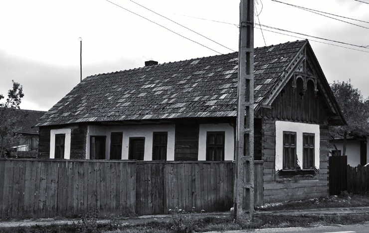 Kivételt képeznek Felcsík északi falvai, ahol Gyergyóhoz hasonlóan sok olyan ház épült, melynek boronafalait kívülről szabadon hagyták, csak az ablakok és ajtók körüli sávban készítettek kékre,