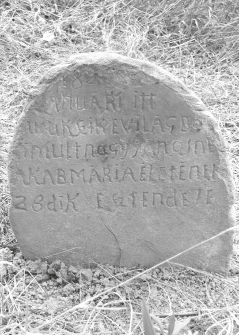 34 Kinda István 3. kép. Kis méretű sírkő 1821- ből (Kinda István, 2013) 4. kép. Kádár Miháj sírköve 1827-ből (Kinda István, 2013) teti, felmenői között pedig megtaláljuk Nagy Józsefet, Huszti Anna férjét is.