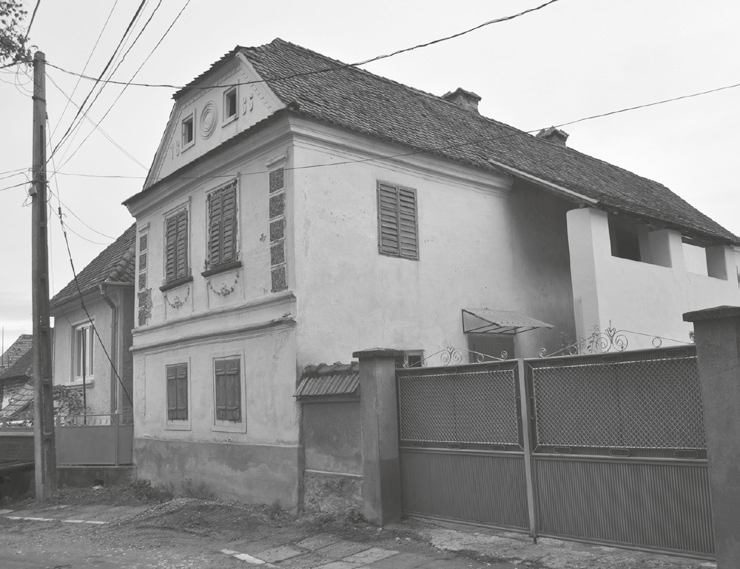 1886-ban épült ház Felsőrákoson (Erdővidék, Kovászna megye), (fotó: Furu Árpád, 2009) héjazatokról a kerámia cserép használatára való szinte teljes áttérés, valamint archaikus székely és erős