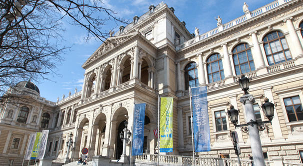 valamint nyelvtudásomat is. A városról Bécs Ausztria fővárosa, igazi multikulturális egyetemváros.