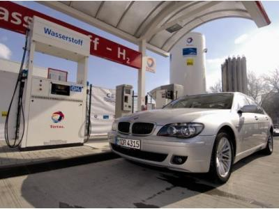 H 2 -robbanómotor: hot engine BMWH2R Előnye: Nem kell kicserélni a sokmilliós járműparkot