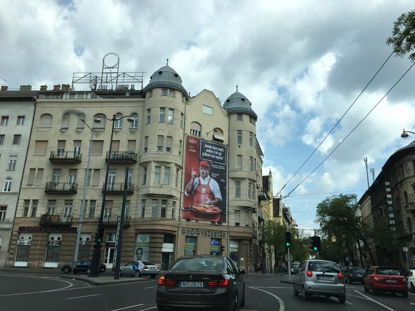 7,5m széles x 12 m magas (90 nm) Észlelhetőség: 1300 m Hősök Tere felől a Keleti Pályaudvar