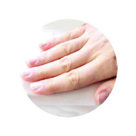Ezután már ne nyúlj hozzá a körmeidhez a kezeddel, mert a kezedről rátapadó zsírréteg ronthatja a gél lakk tapadását. 3.