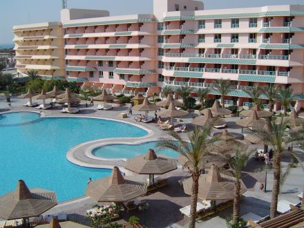 Mindenesetre nyugodt, pihenésre alkalmas, az animáció a Sindbad Beach Hotelben van, ez a nyüzsgősebb része a három hotelból álló egységnek.