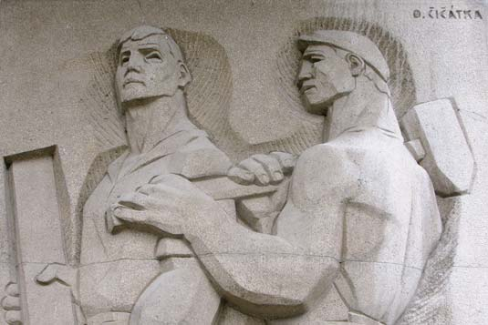 1939 1942 között a politikai változások miatt a Budapesti Képzőművészeti Egyetemen (Sidló F. professzor) folytatta tanulmányait.