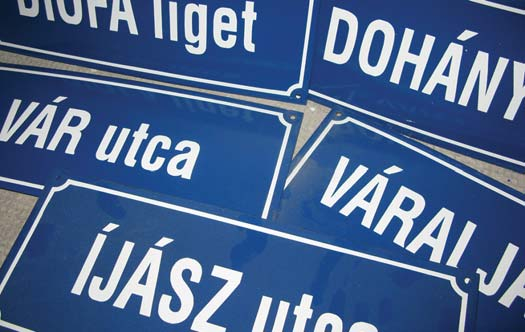 A városi képviselő-testület üléséről Elkezdődött a hiányzó utcanévtáblák pótlása A kezdeményezés az Érsekújvári magyarok elnevezésű internetes csoport háza tájáról érkezett, melynek tagjai már