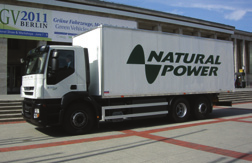 tengelytávváltozatban és könnyû felépítményezhetôséggel áll rendelkezésre Az Iveco Stralis CNG is számos változatban készül, 18-26 tonna össztömeggel és akár nyerges vontatóként is.
