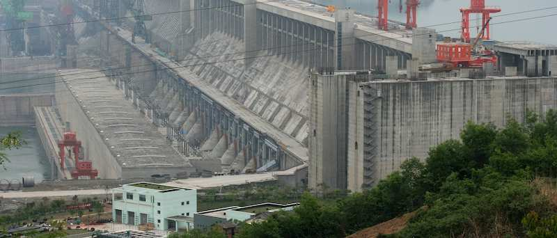 a brazil-paraguayi határon Három Szurdok Gát, Kína, Jangce 26(32)x700 MW 6 Erőművek jellemzői Magas beruházásigények Alacsony üzemeltetési költség Nagy mértékű változás a környezetben (természet,
