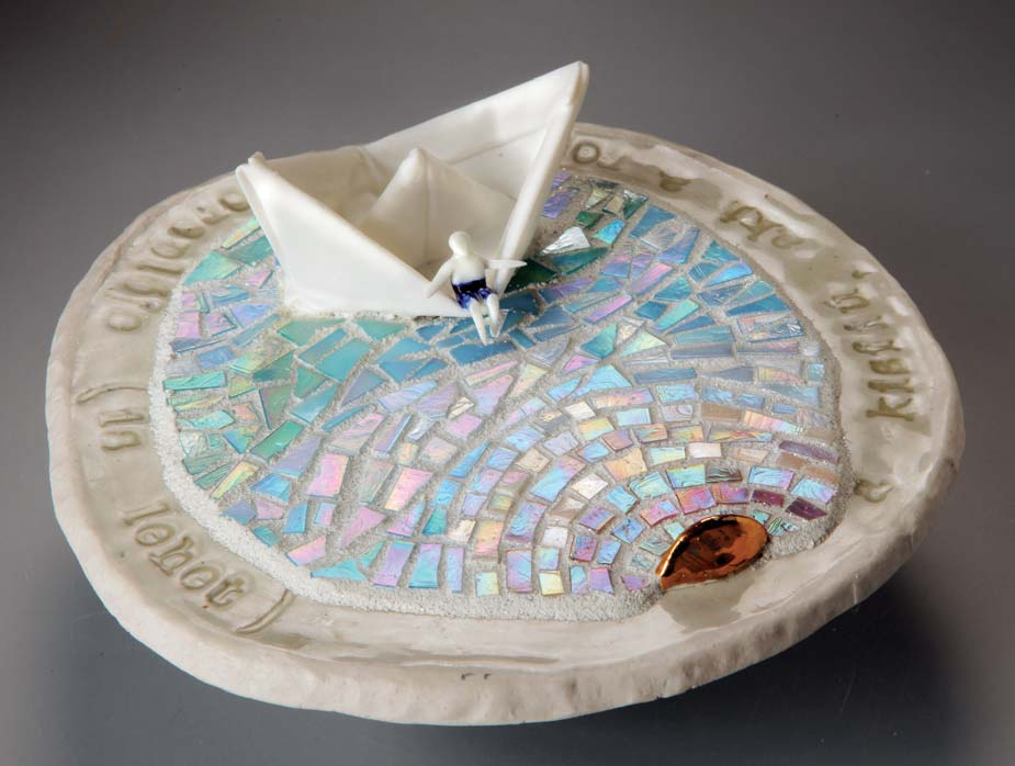 Ráthonyi Kinga: Hátsó lépcsôház / Kinga Ráthonyi: Back Staircase [2015] porcelán, samott, üveg / porcelain, chamotte, glass [20x20x15 cm] nyíteni vagy a tengert?