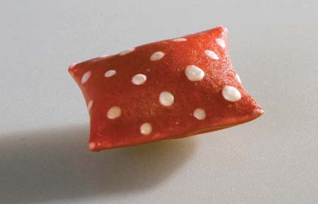 Ráthonyi Kinga: Tiéd talizmán / Kinga Ráthonyi: Your Talisman [2014] porcelán / porcelain [2x3x3,5 cm] Ráthonyi Kinga: Talizmán az Olümposz irányába tartóknak / Kinga Ráthonyi: Talisman for Those