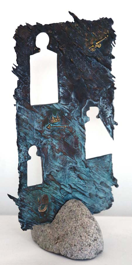 Wiesław Jelonek: Universal Portrait (Univerzális portré) / Wiesław Jelonek: Universal Portrait [1999] kô, öntött sárgaréz / stone, cast brass [40x22 cm] kiemel bennünket ebbôl a nem éppen szerencsés