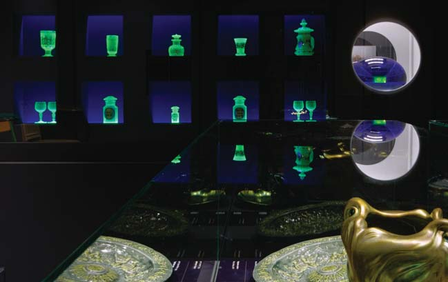 2 A közelmúltban pedig a budapesti kiállítástól teljesen függetlenül a mel - bourne-i National Gallery of Victoria egyetlen szín, a kék tematikájának szentelt idôszaki tárlatot: Blue: Alchemy of a