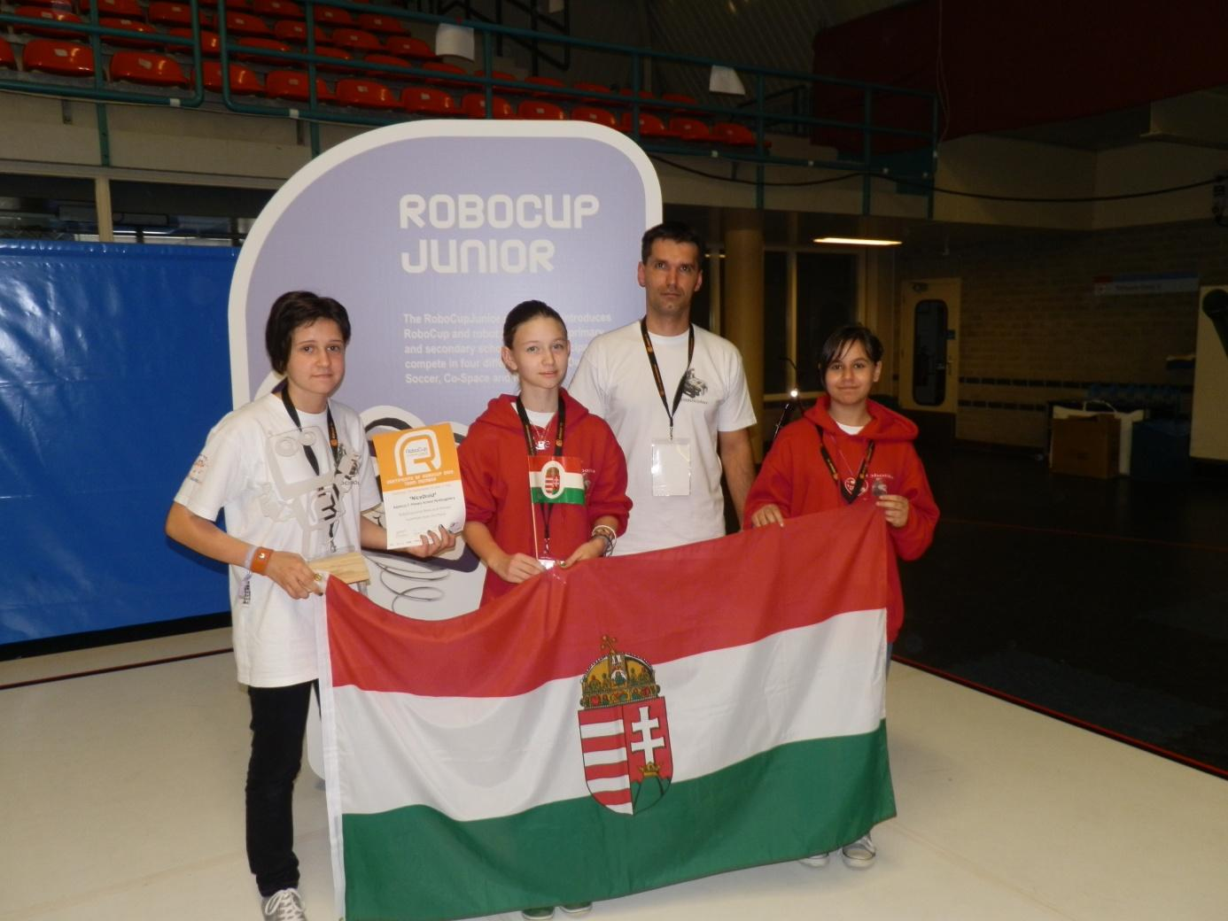 Díjözön a magyar csapatoknak az Eindhovenben megrendezett RoboCupJunior2013 világversenyen A Magyar Ifjúsági Robot Kupán minősítést nyert csapatok közül hat magyar csapat sikeresen szerepelt az idei