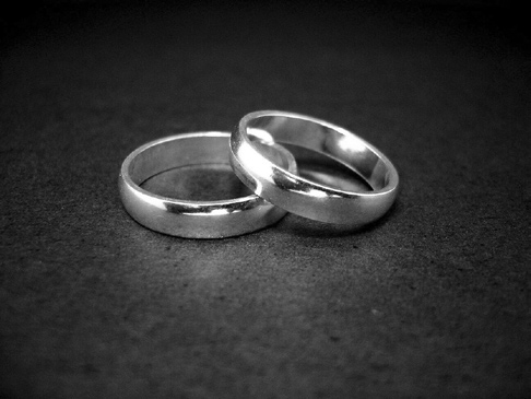 A gyűrű kora A jobb keze gyűrűsujján lévő karikagyűrűt nézegette. A házassági évfordulójuk közeledett. Hányadik is? Ki kell számolnia. Ha 52-ben házasodtak és most 2011-et írunk, akkor ez az 59.