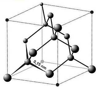 A negyedik elektron delokalizáltan van a kovalens kötéső síkokban (fémrács).