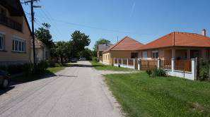 kétablakos, sátortetős, egyszintes épület, van néhány oromfalas