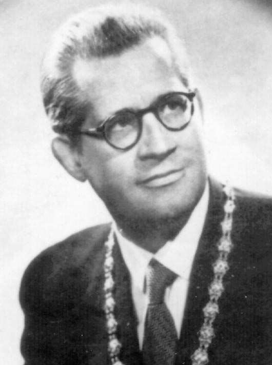 SZÁDECZKY-KARDOSS ELEMÉR A hivatalba lépõ elnök kiemelte, hogy Gerõ miniszter tegnapi beszéde szerint most valóban frontáttörésre van szükség a magyar földtani kutatás fejlesztésében.