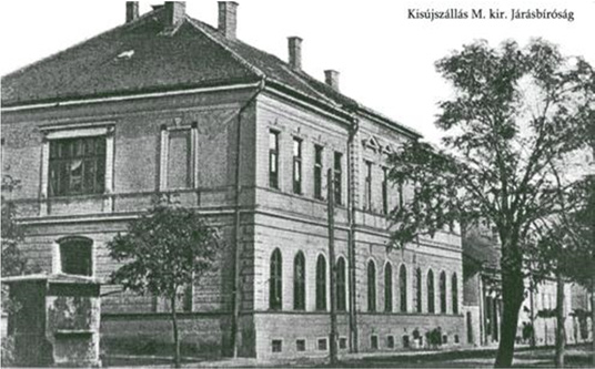 Védendő: Az épület tömegformálás és rányi. Szerkezeti díszítő elemekkel (flpillérek, párkányok, nyíláskeretek) tgolt utci- és oldlhomlokzt.