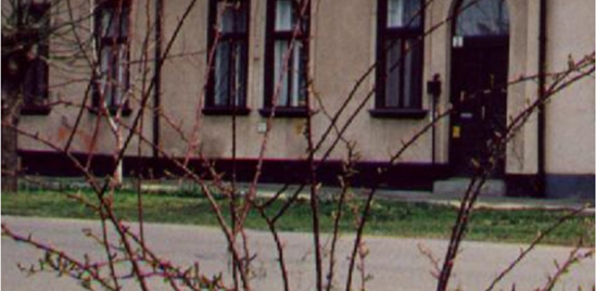 Psztellszínű homlokzti színezés, z zt kiegészítő színek lklmzásávl (tgoló- és díszítő elemek, flrészek) burkolt, vgy vkolt lábzton, tokszerkezetén) mértéktrtó kontrszt htássl.