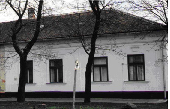 Psztellszínű homlokzti színezés, z zt kiegészítő színek lklmzásávl (tgoló- és díszítő elemek, flrészek) burkolt, vgy vkolt lábzton, tokszerkezetén) mértéktrtó kontrszt htássl.