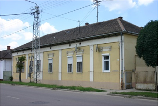 Tetőidom formáj és hjlásszöge.. HV Népi épület (Széchenyi István utc.). HV Polgárház (Széchenyi István utc.) Védendő: Az épület tömegformálás és rányi. Rusztikus meszelt homlokztok.