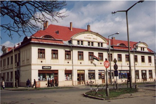 mértéktrtó kontrszthtássl. Tetőidom formáj és hjlásszöge. Az eldótér belső bútorozás.. KHV Áltlános Iskol (Arny János utc.