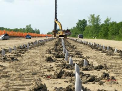 65. ábra: Geodrén elhelyezése 7 (A varrógép orsóhoz hasonló "dobra" csavart geodrén csíkot a terepszinten aztán elvágják.