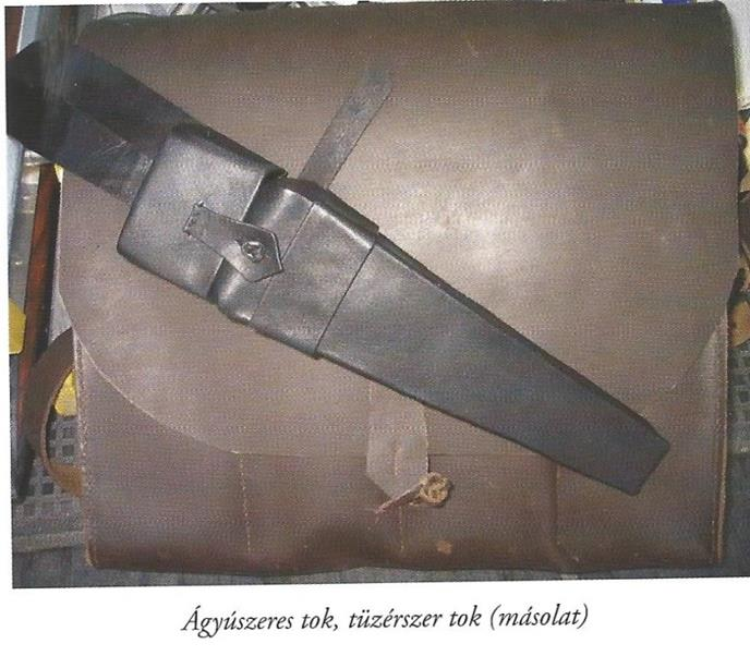 5.Ágyúszeres tok Az ágyúszeres tok négy töltés befogadására alkalmas hasított marhabőrből készült. A táskát egy bőrszíjon viselték a jobb vállon átvetve, a baloldalon.