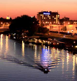Cel mai mare complex balnear, de wellness şi de agrement din Ungaria, Complexul de Baie Napfényfürdő Aquapolis Szeged, are legătură directă spre hotel.