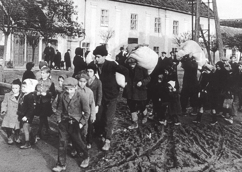 KRONOLÓGIA A kényszertelepítés elől menekülő felvidéki magyarok Dunacsúnnál, 1946 1944. augusztus 29. Kitör a szlovák nemzeti felkelés.