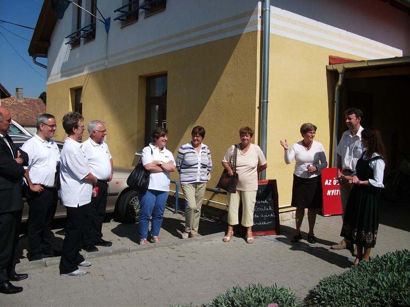 Az ebéd előtti utolsó állomás a Segítő Kezek Háza volt, ahol Nagyné Fáró Katalin intézményvezető fogadta, s vezette körbe a