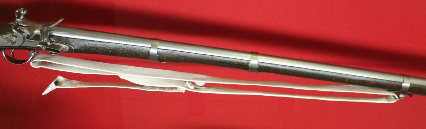 Puskaszíj (Flintenriemen) A puskaszíj vékony, erős zergebőrből, 158 cm hosszú, és 4 cm széles, lehetőleg egy darabból vágva készült.