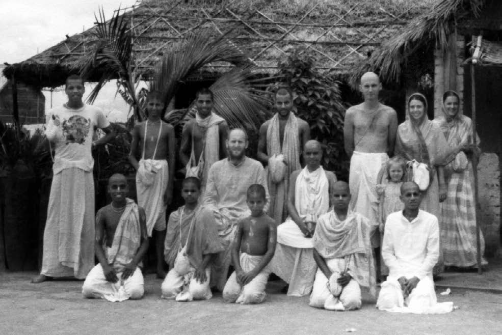 Photo by Jaya Gouranga Das, courtesy of BV Bhagavata Swami Amikor a Jószerencse Felvirrad Balról jobbra hátulról: Þasti Vara d sa, ismeretlen bhakta, Vai ava d sa, Brajabandhu d sa, Caitanya Singha d