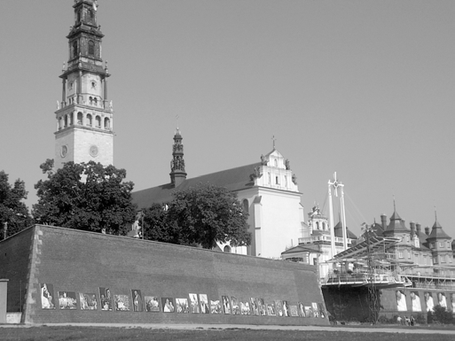 Brdo je dobilo naziv od pavlinaca podrijetlom iz Mađarske. 1382. godine Władysław Opolczyk (Vladislav Opolski) kao namjesnik Ludovika I. Anžuvinca osnovao je pavlinski samostan na Jasnoj gori.