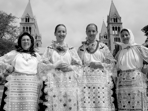 Hrvatske i Mađarske. Ta su okupljanja, unatoč poslendanskim terminima vrlo posjećena. U Santovu djeluje i pučki crkveni zbor šokačkih Hrvata, koji je 1893.