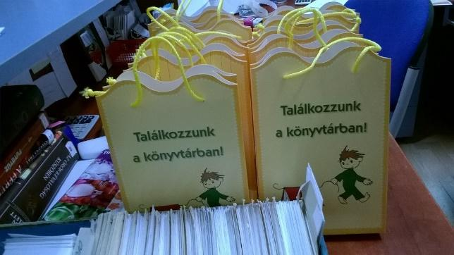 A gyerekek kaptak új kártyajátékot is, ami fejleszti a szókincsüket és a német nyelv alapjainak elsajátítását.