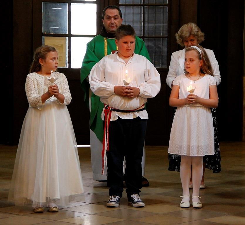 PRVOPRIČESNICI U budimpeštanskoj crkvi Rane sv. Franje i ove je godine održana sveta pričest za tri prvopričesnika trećega razreda HOŠIG-a. Prva pričest održana je u sklopu mise na hrvatskom jeziku 6.