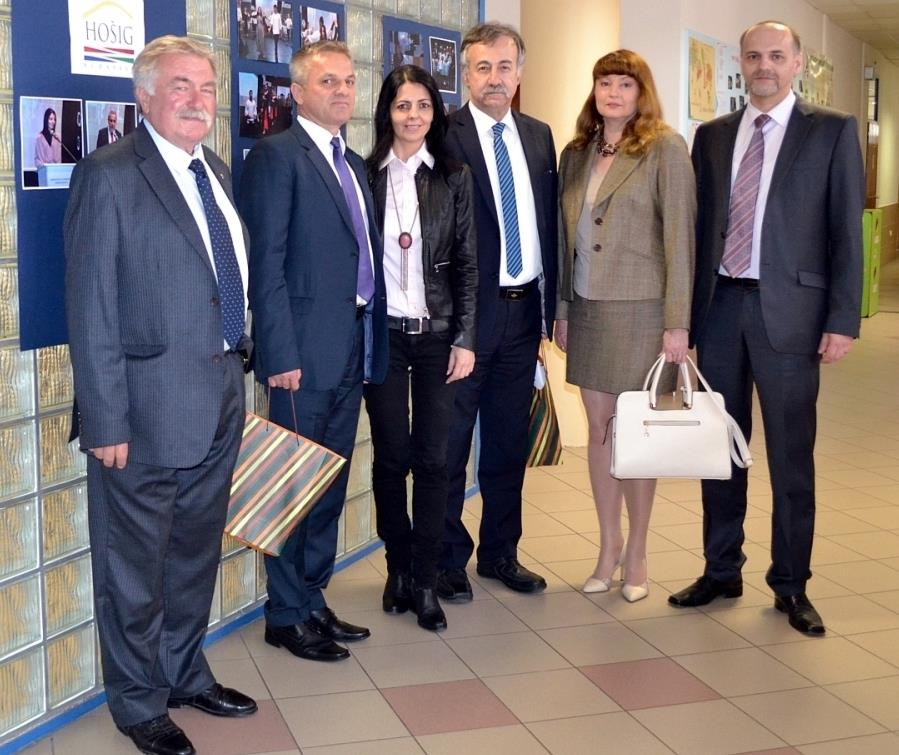 Priznanje HOŠIG-u NOVI PREDSTOJNIK IZ ZAGREBA Donedavno u Zagrebu imenovan je novi predstojnik Državnoga ureda za Hrvate izvan RH.